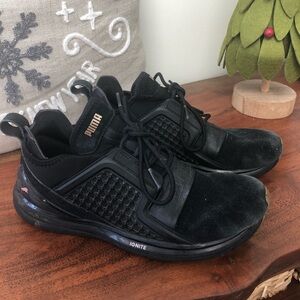 Puma 8 1/2 glove fit tennis shoes